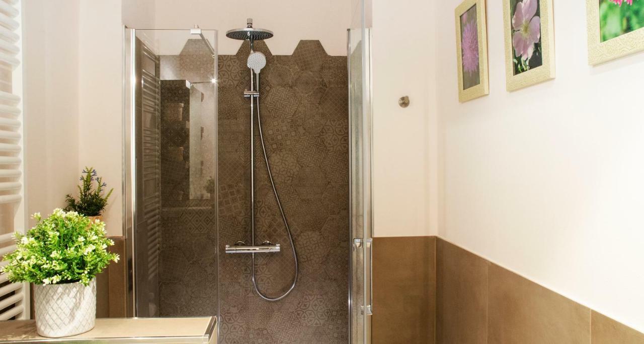 Flowers Apartment Joivy 25 โกโม ภายนอก รูปภาพ